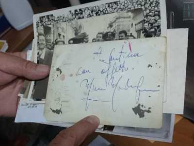 Su una di esse c'� anche il suo autografo